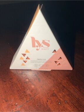 L.YS Beauty Triple Fix Translucent Loose Setting Powder -